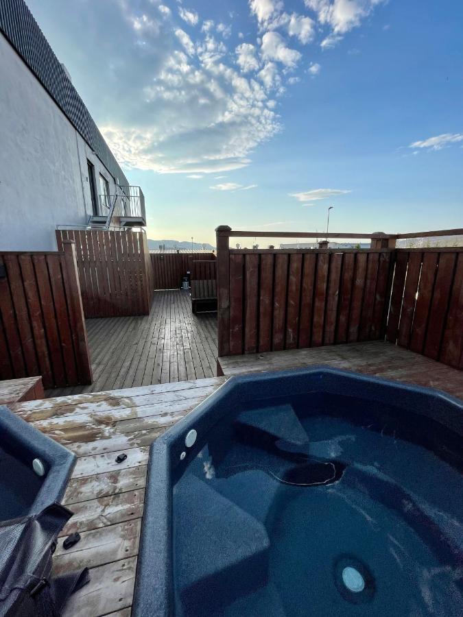 Modern Apartment With Hot Tub In Akureyri Esterno foto